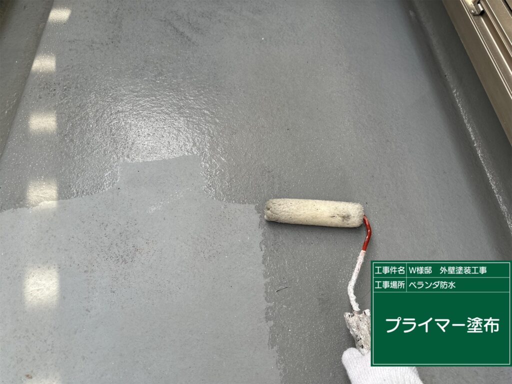 ベランダ床にウレアックスHG専用プライマーを塗布します。